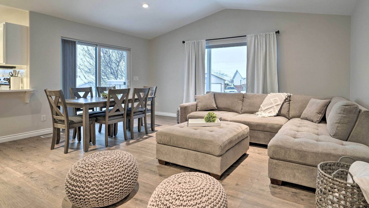 East Wenatchee House | Chic Home w/ Views & Backyard ~ 1 Mi to River