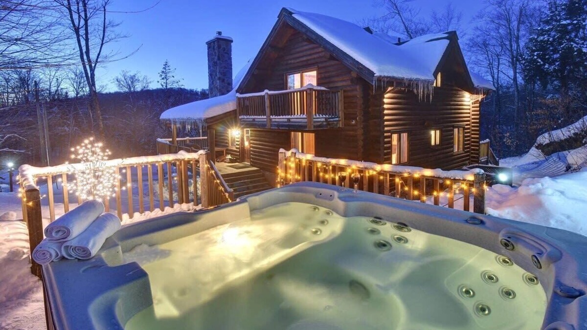 Labelle Ski Chalet | Chic Hot tub in mountain Tremblant Area
