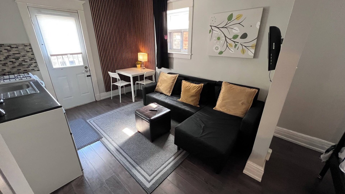 Upper Beaches Apartment | Chic Jr. 1-bedroom apartment with WiFi, AC in wonderful Toronto