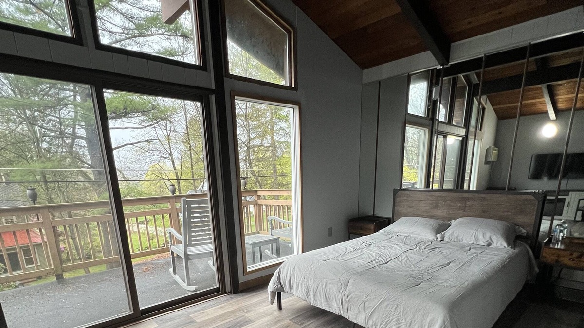White Mills House | Chic Lake House on the Hill Sleeps 10, 4 bedrooms, 2 bathrooms Pet friendly!