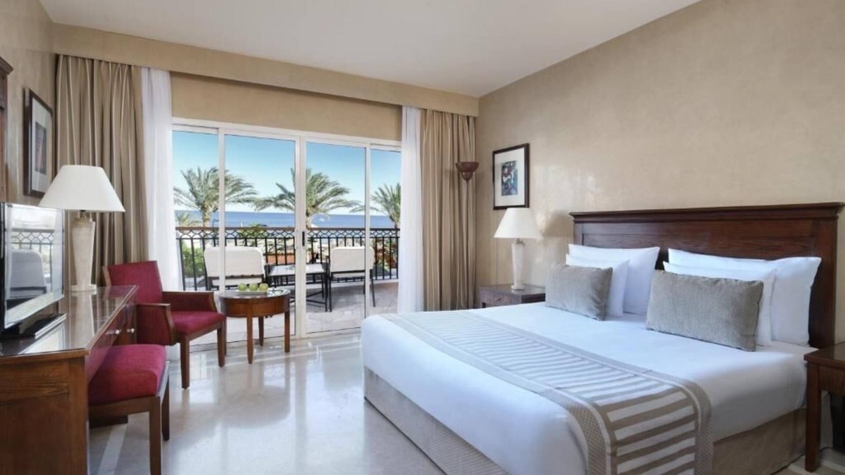 Dahab Hotel | Chic & Luxurious Room with Balcony Overlooking Red Sea and Mount Sinai
