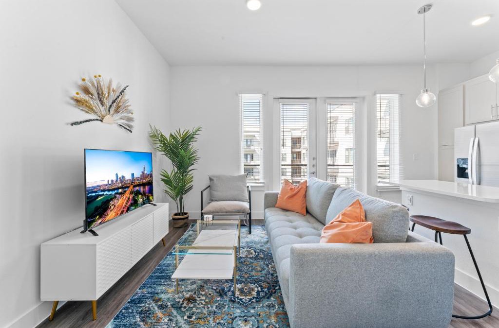 Highland Apartment | Chic & Lux 1BR Apartment Suites on Train Line to DT & Domain