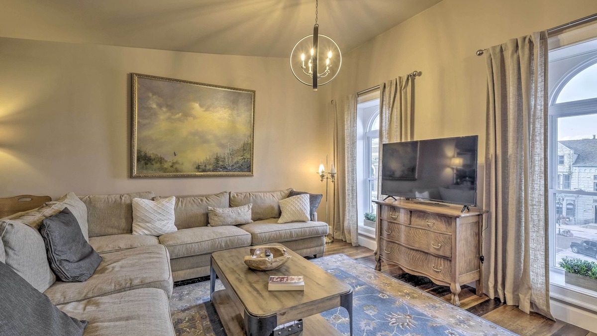 Georgetown Apartment | Chic Main Street Retreat < 7 Mi to KY Horse Park!