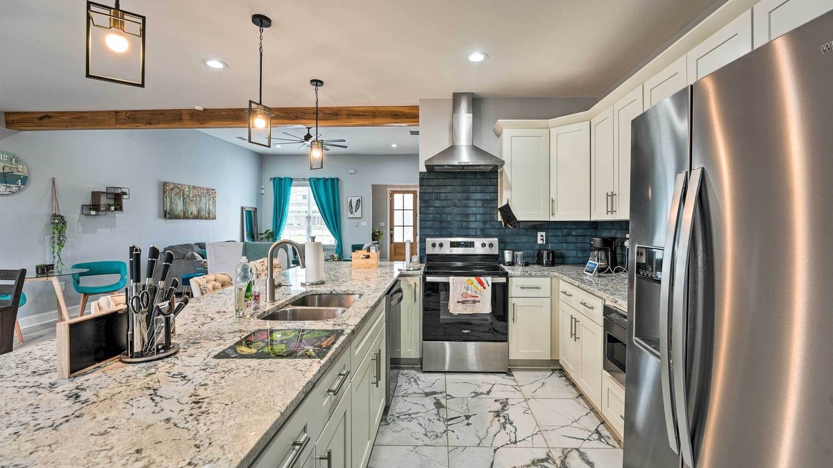Downtown Memphis Cottage | Chic Memphis Home w/Deck ~ 2 Mi to Dtwn!