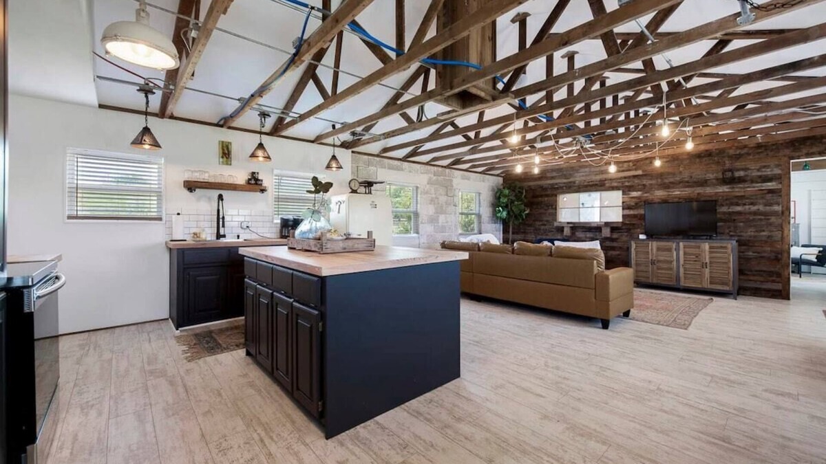 Bentonville - Fayetteville House | Chic Milkbarn: Peace, Culture & Rustic Charm