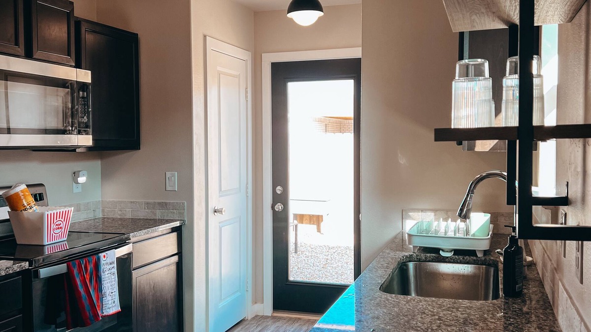 Lubbock Cottage | Chic, Minimalist Lubbock Cottage: Eclectic Charm in the City 🌵✨nnnn