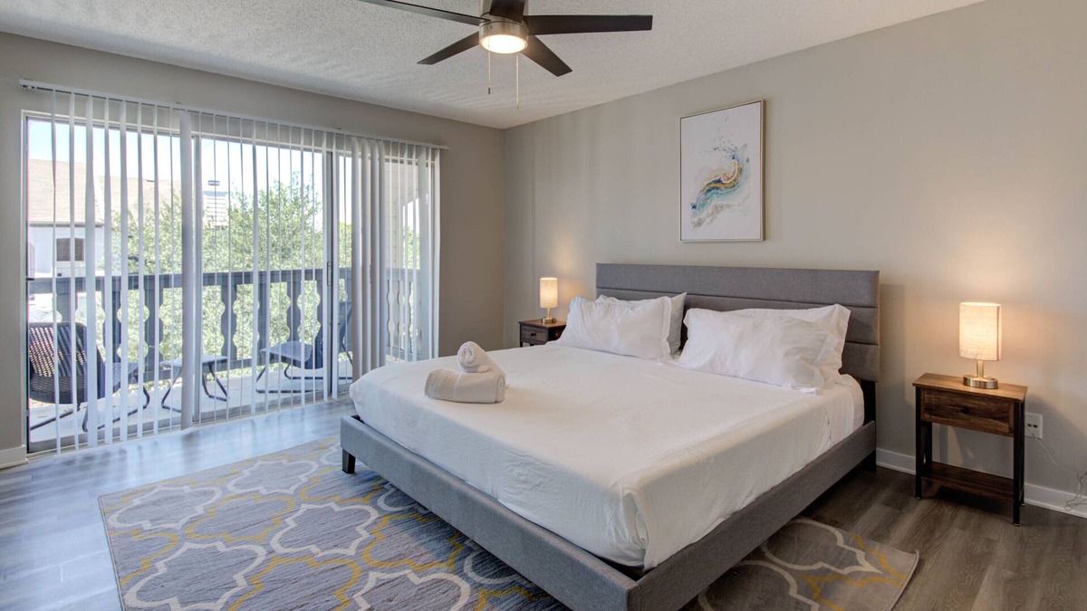 East Riverside - Oltorf Apartment | Chic, Modern 2B2B | King Beds, Fast WiFi, Gym,Pool