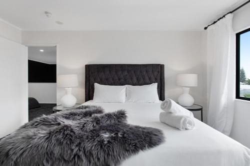 Manukau City Apartment | Chic Modern 2BR Heart of Manukau