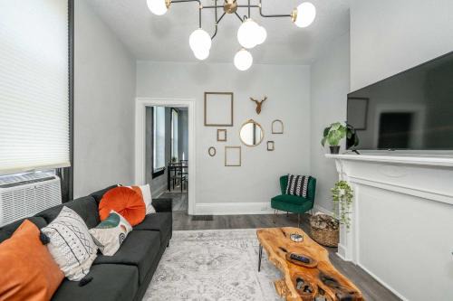Walnut Hills Apartment | Chic Modern Gem with Style