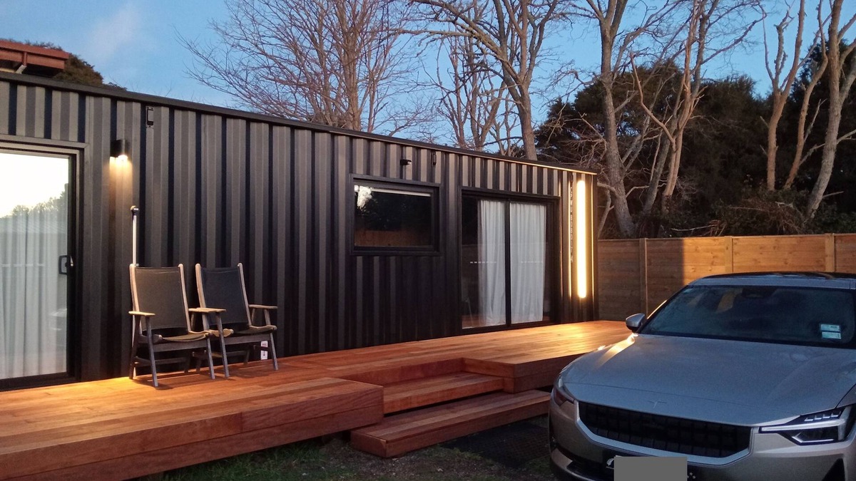 Waitahanui Apartment | Chic modern shipping container a short stroll from Lake Taupo/Waitahanui River.