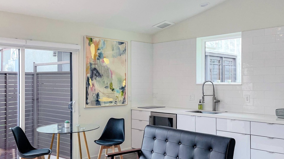 The Flats Apartment | Chic new guest suite studio with WiFi and AC in fabulous West Hollywood