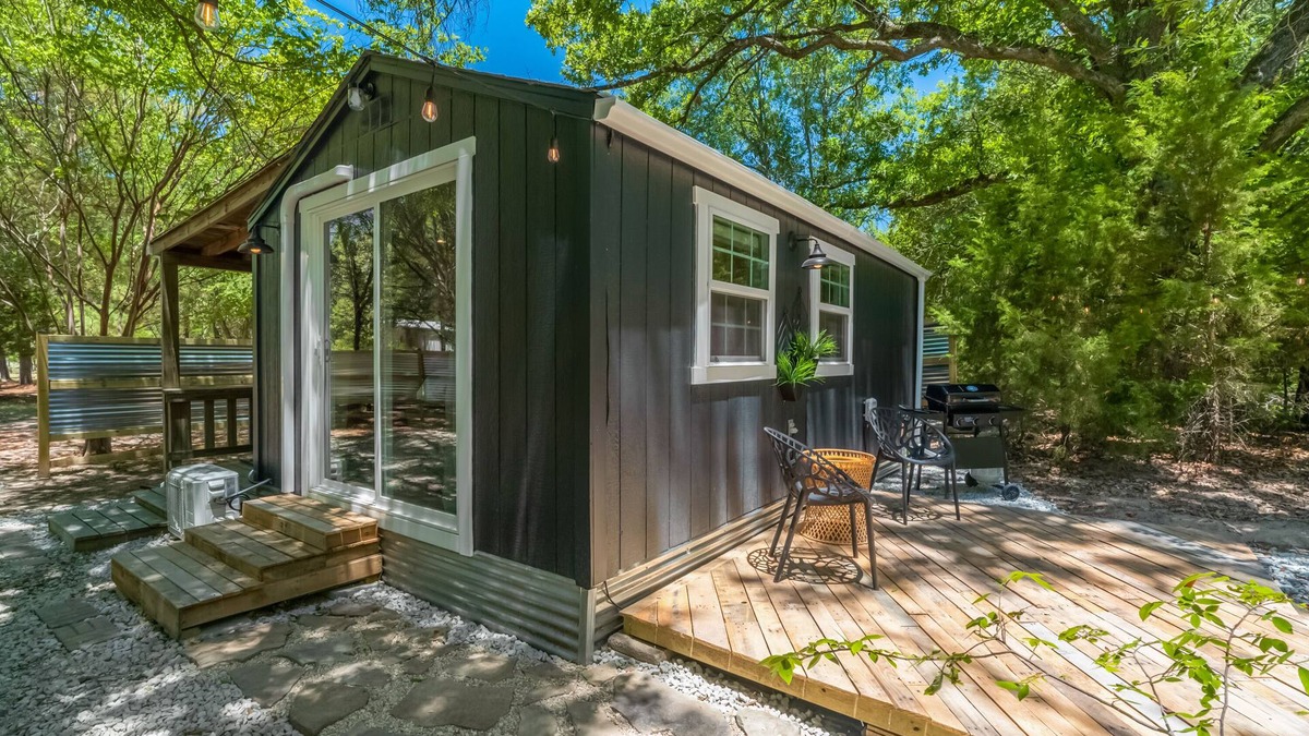 Greenville Cabin | Chic PRIVATE cabin in the woods -> queen bed, deck, high-speed Wifi