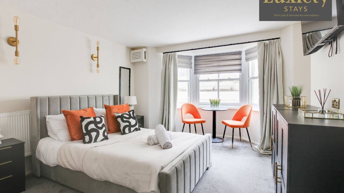 Southend-on-Sea Apartment | Chic & Radiant Studio City Centre Nr Beach & High St by Luxiety Stays