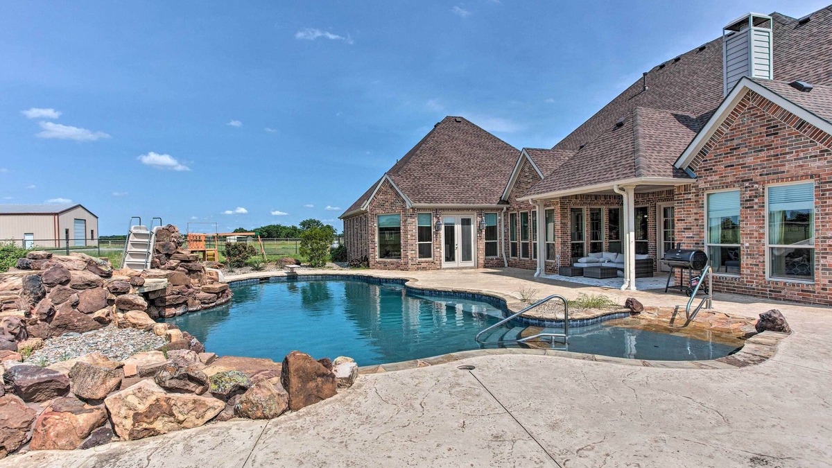 Pilot Point Villa | Chic Ranch Villa < 5 Mi to Lake Ray Roberts!
