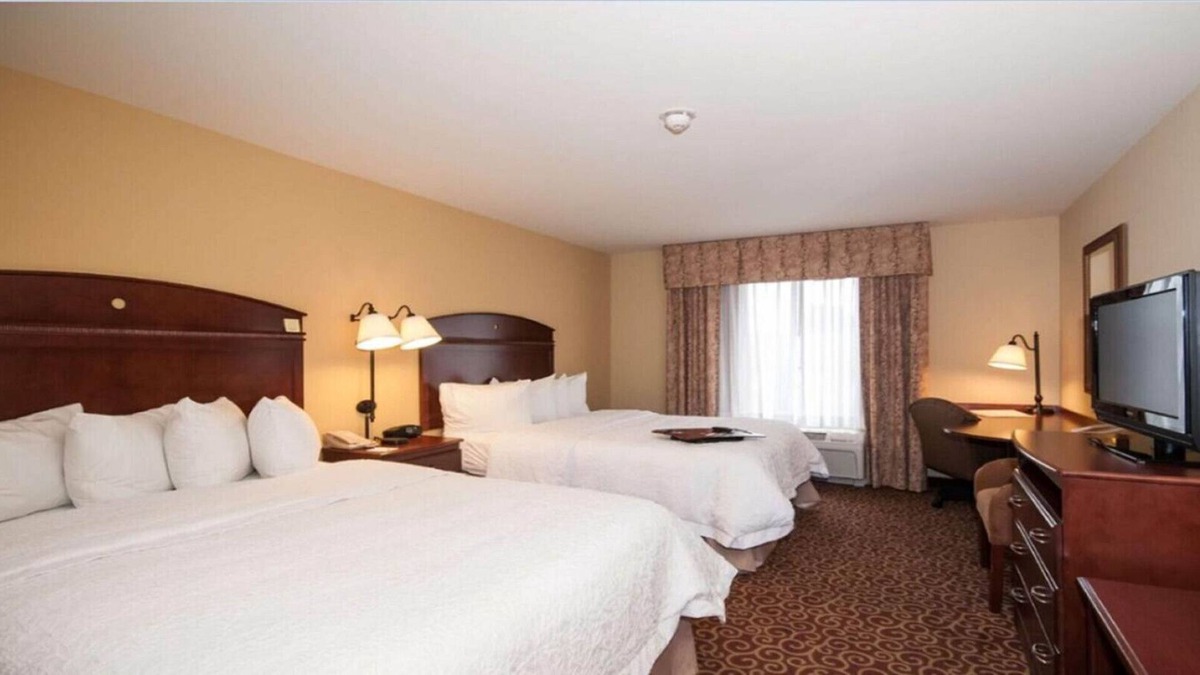 Rochester House | Chic & Relaxing Queen Room w/ Free breakfast!