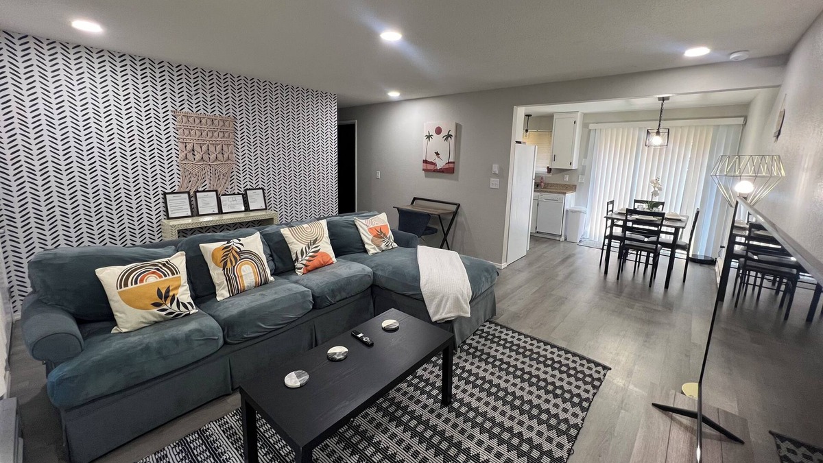 Puyallup Apartment | 🔥CHIC, SPACIOUS, PRIVATE STAY: GREAT LOCATION🔥