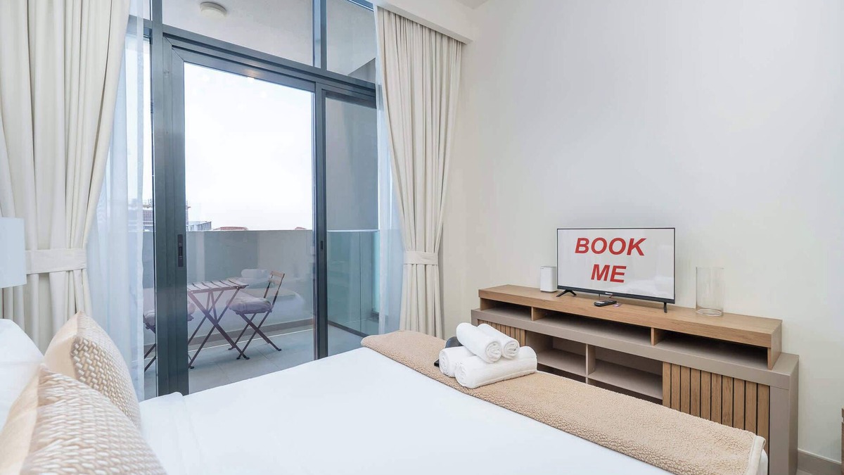 Nad Al Sheba Apartment | Chic Studio Apartment in Meydan Sleeps 2 with Balcony