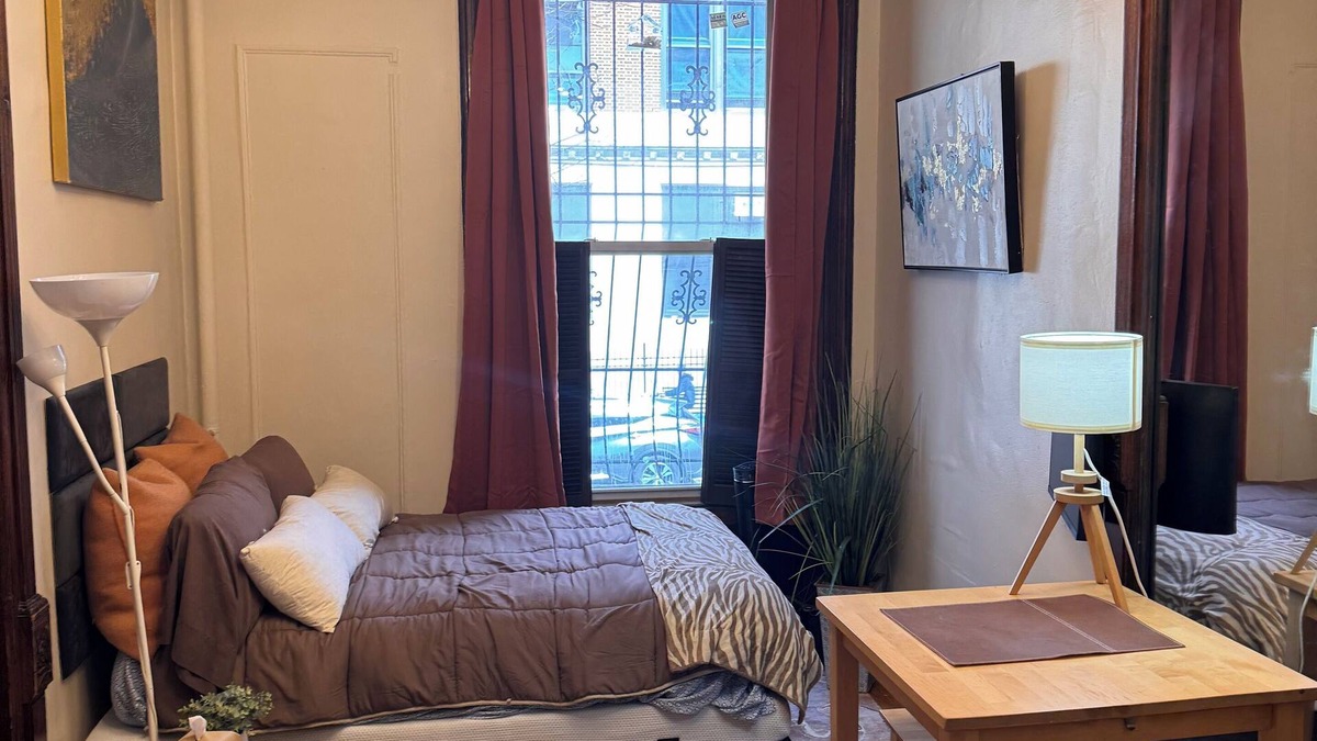 Harlem Apartment | Chic Studio apartment in Brownstone with WiFi. Very quiet building.
