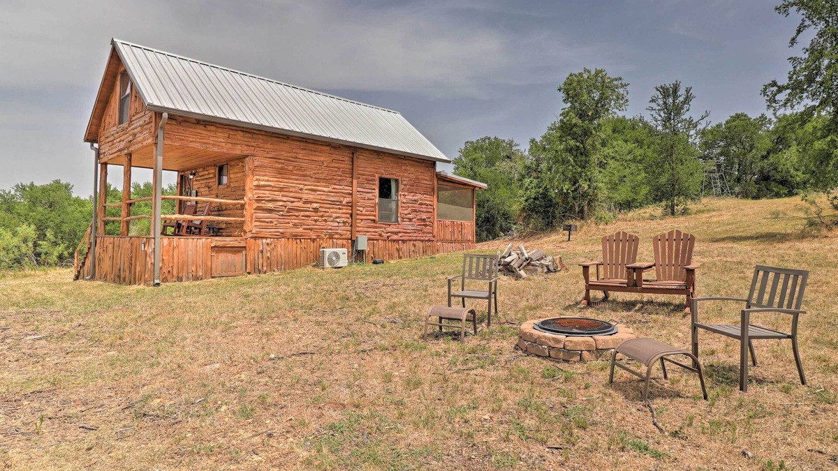 Milam County Cabin | Chic Thorndale Cabin w/Fire Pit & Paddleboat!