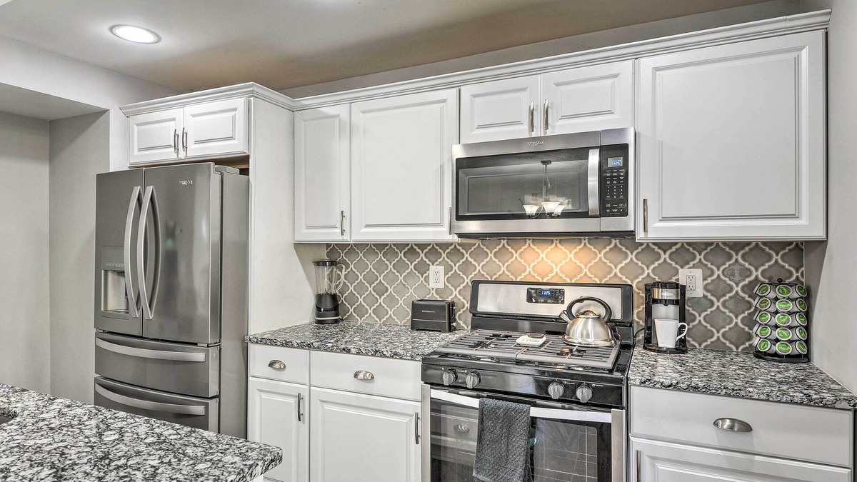 Beechfield Apartment | Chic Townhome w/Deck: 6 Mi to Dtwn Baltimore
