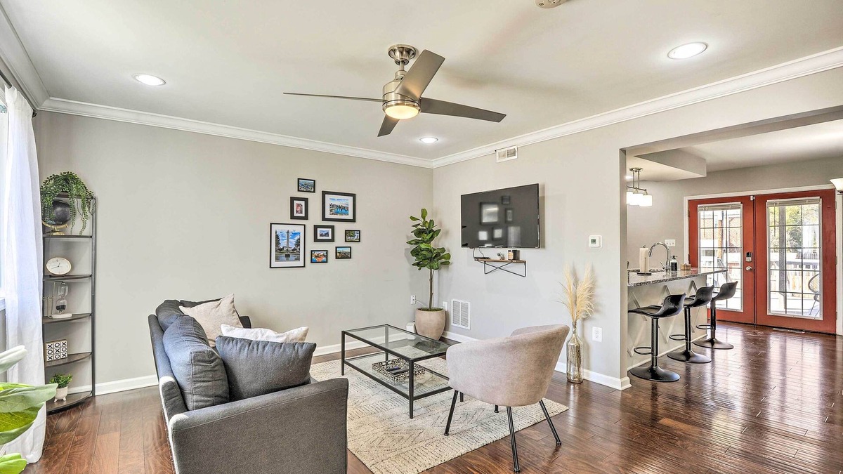 Beechfield House | Chic Townhome w/Deck: 6 Mi to Dtwn Baltimore