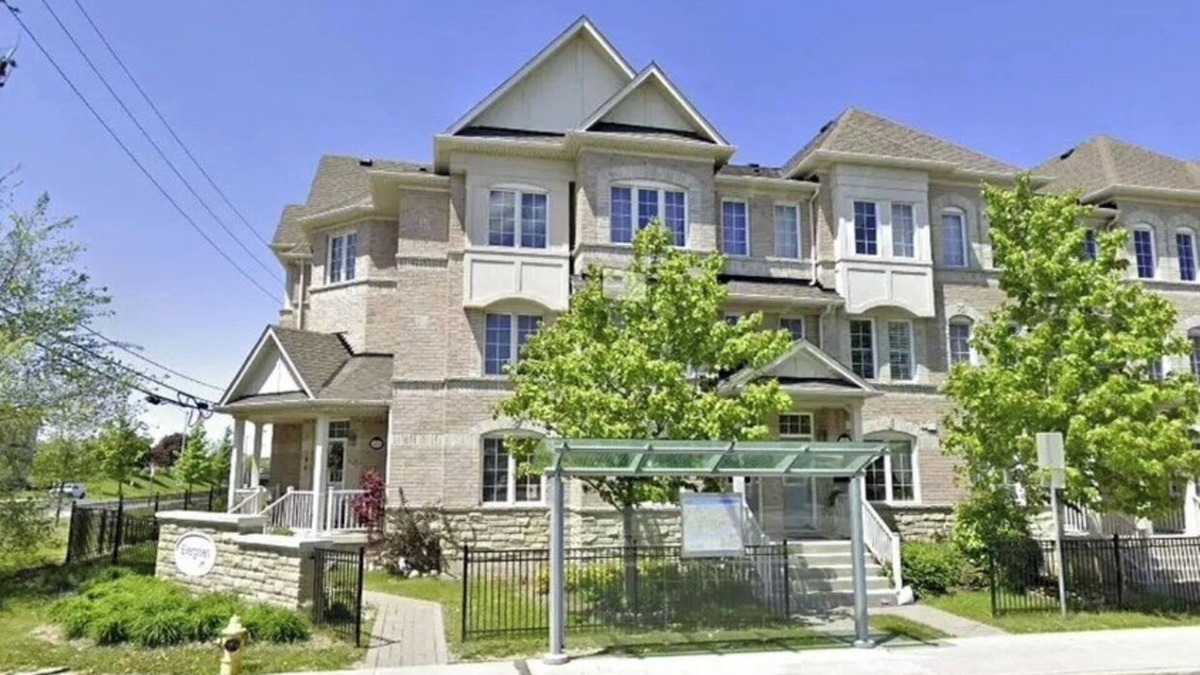 Clairlea - Birchmount House | Chic townhome with AC and WiFi in vibrant Toronto
