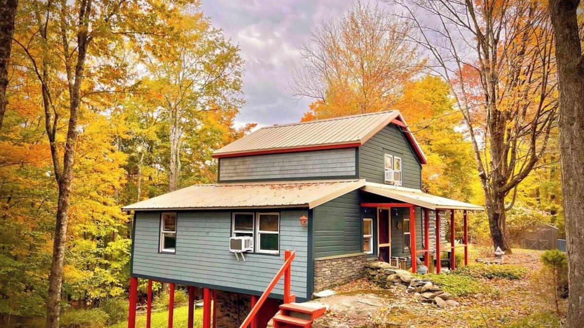 Smallwood Cabin | Chic Treehouse Cabin with Pedal Boat, Hot Tub, BBQ, Fire Pit, SUPs, & Lake Access