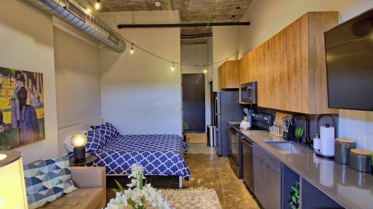 Midtown Hotel | Chic Ultramodern Minimalist Studio Loft + Patio