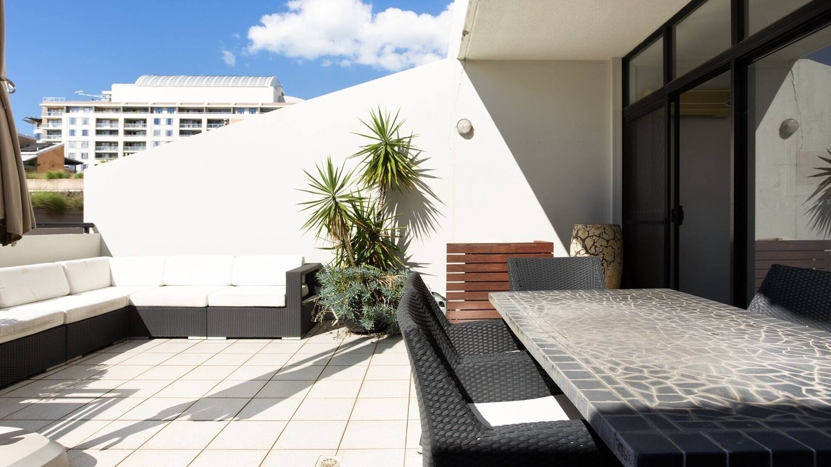 Darling Harbour Apartment | Chic Unit with Rooftop Terrace near Sights & Shops