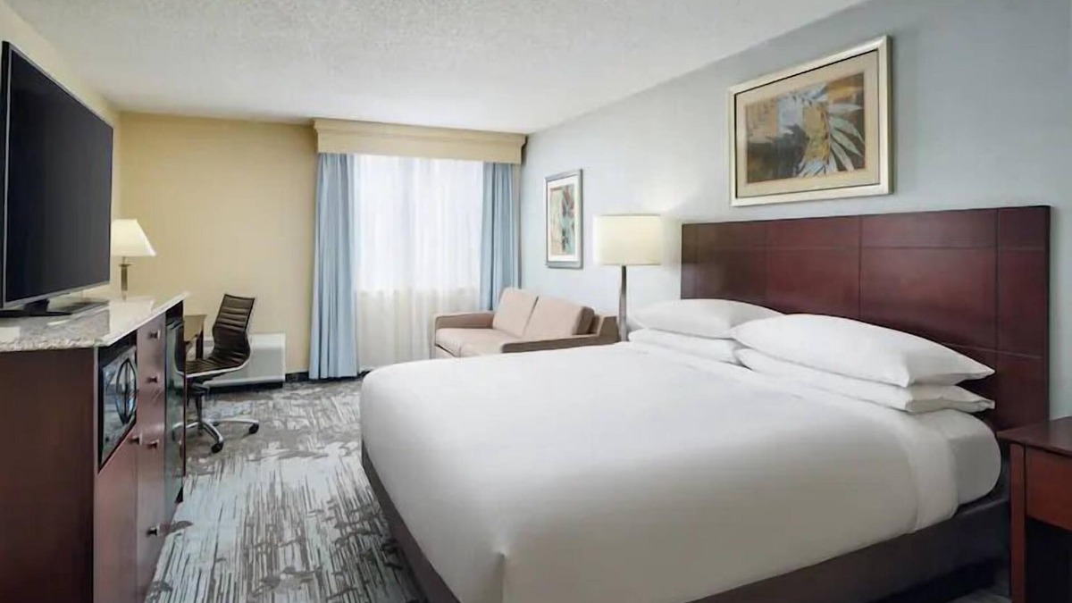 Rocky Mount House | Chic Urban Getaway: Close to Battle Park! FREE Parking Onsite, Pool!