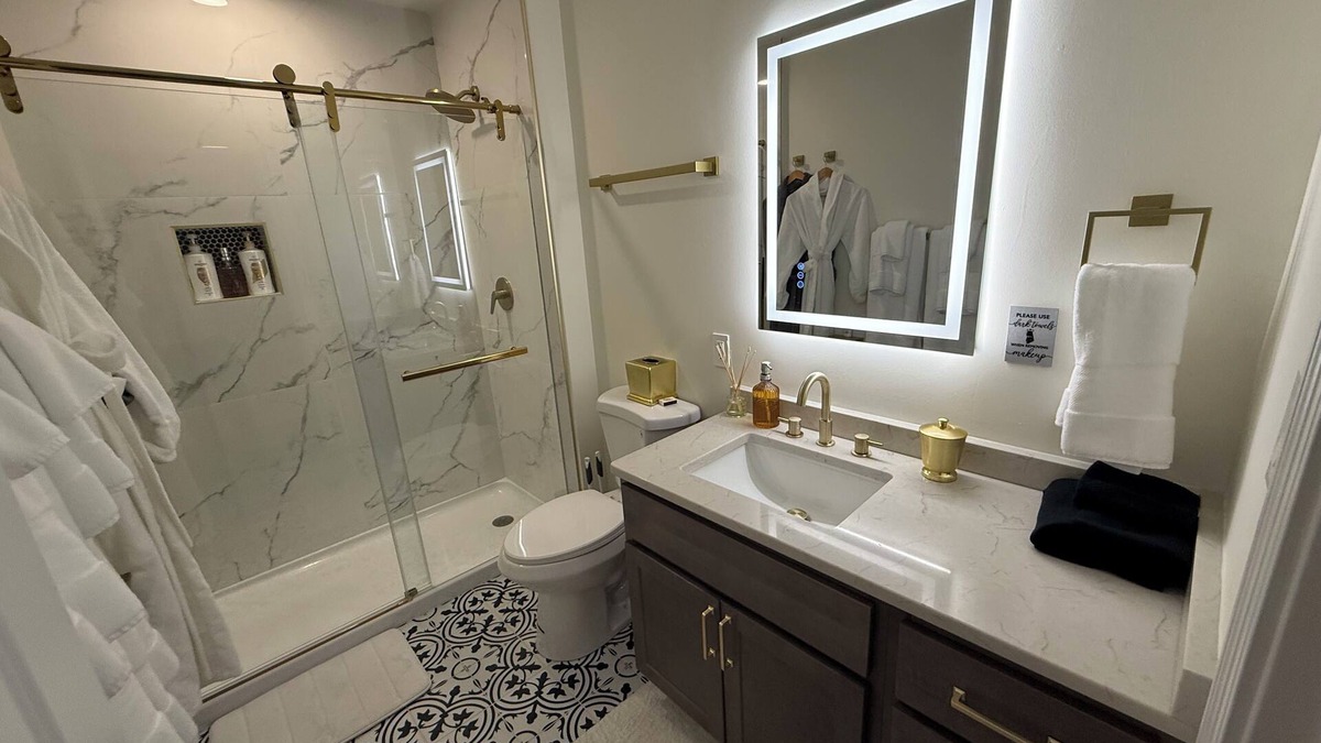 Cincinnati Apartment | Chic Urban Retreat - Modern Design, Smart Fans, Stainless Kitchen