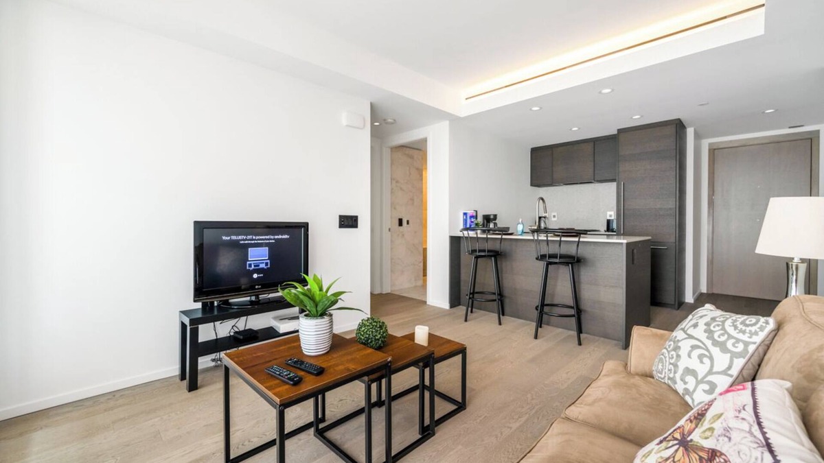 West End Hotel | Chic Urban Stylish Condo in Downtown V