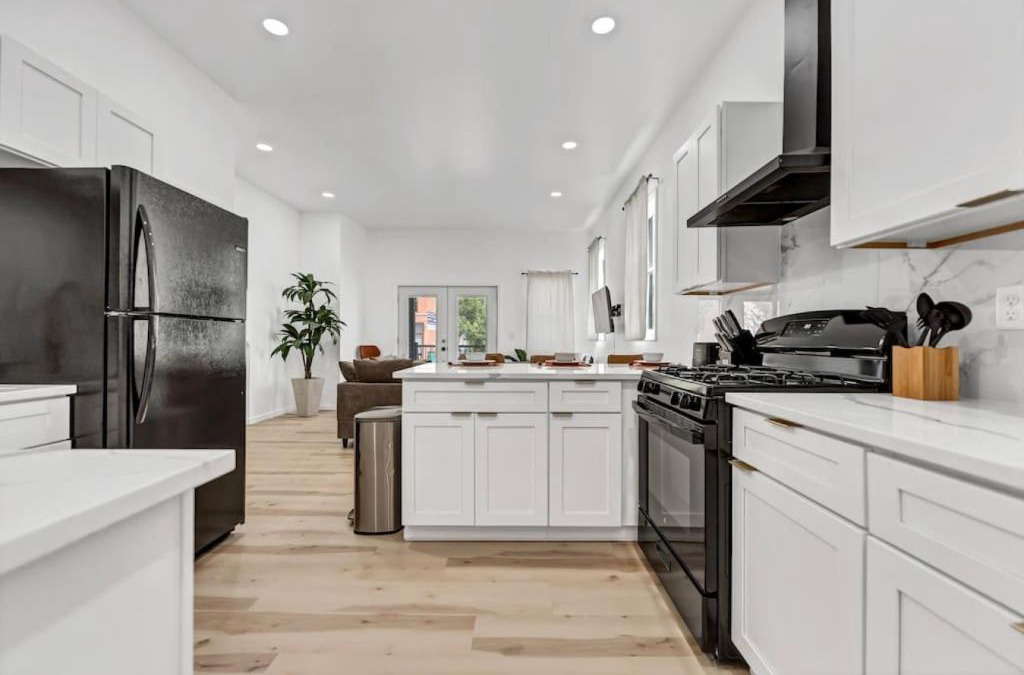 Front Park Apartment | Chic Vibrant Dtwn Apartment