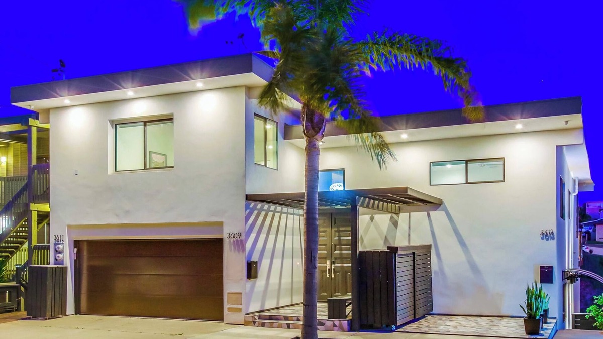 Middletown Apartment | Chic & Vibrant with Harbor View & Two Kings ~ Near It All