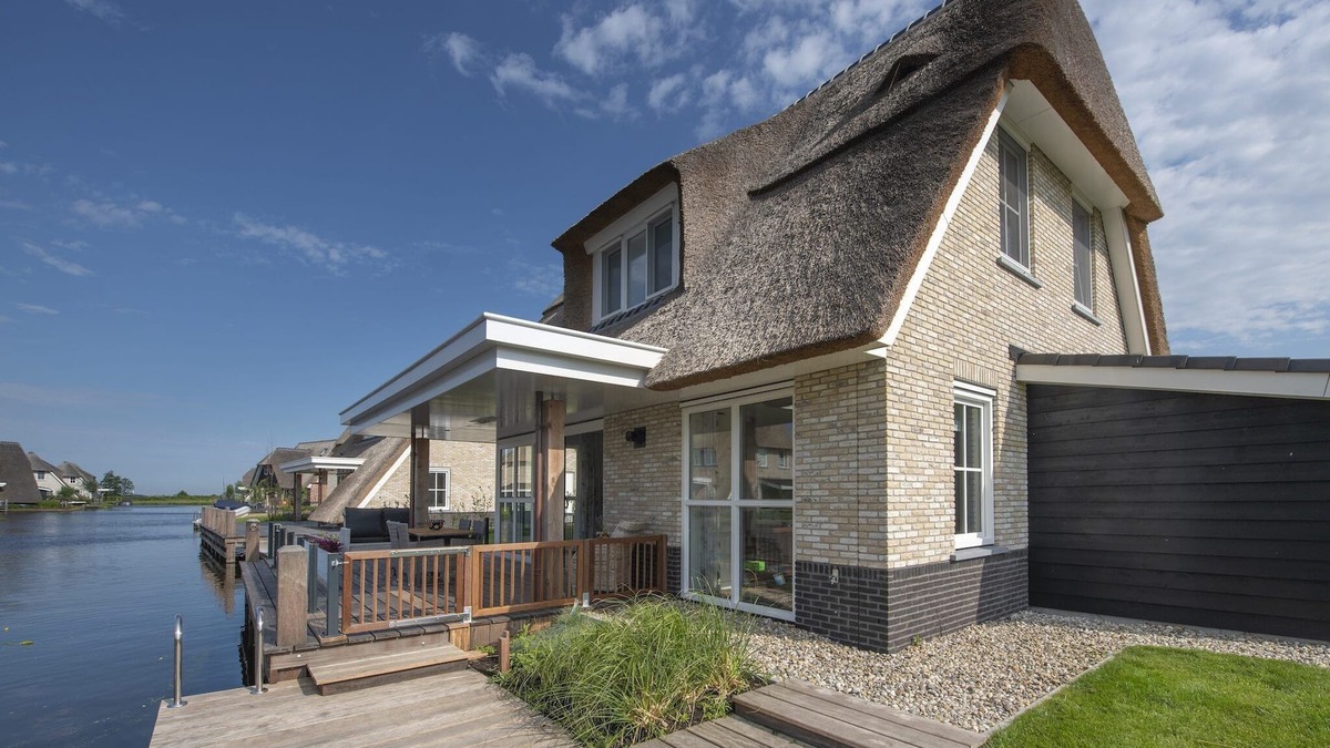 Delfstrahuizen Villa | Chic Villa with a fireplace at Tjeukemeer