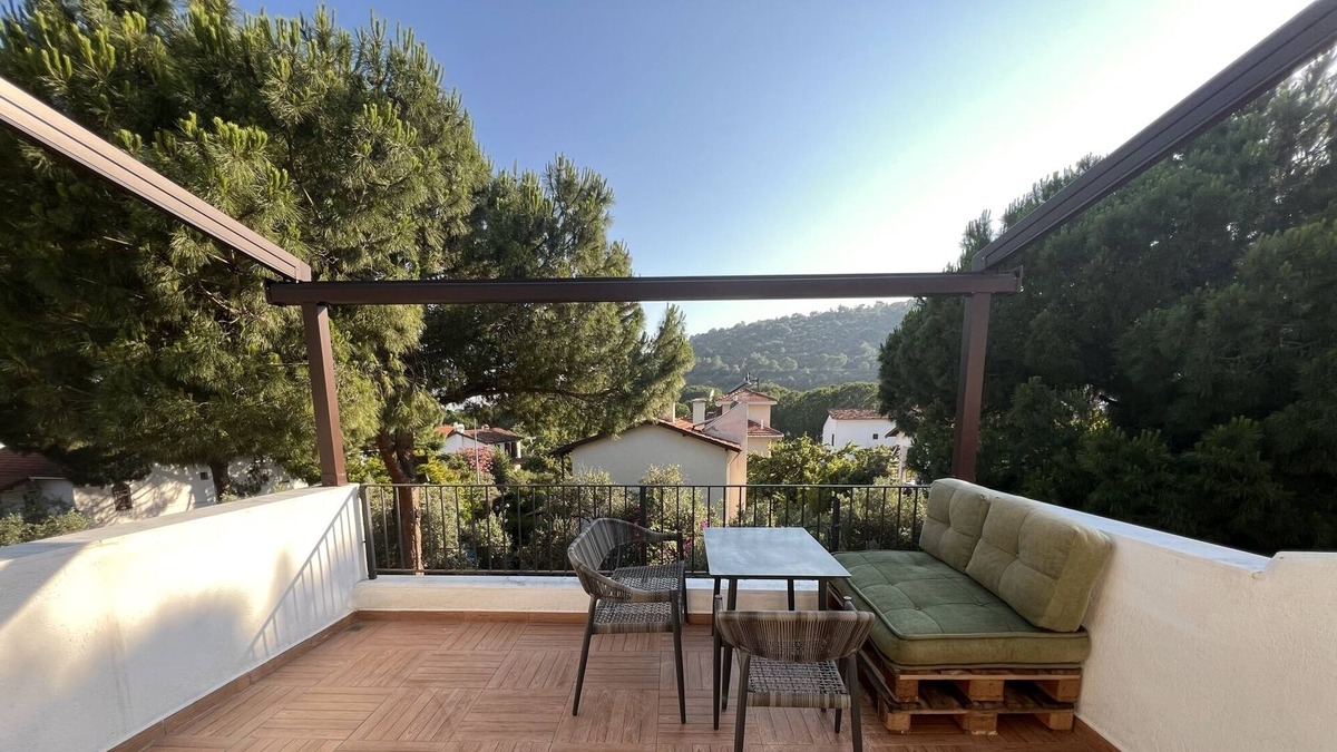 Ahmetbeyli Mahallesi Villa | Chic Villa with Terrace and Rooftop in Izmir