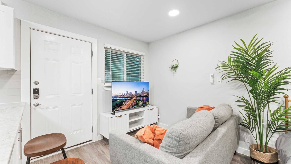 Highland Apartment | Chic West Downtown studio w/washer&dryer