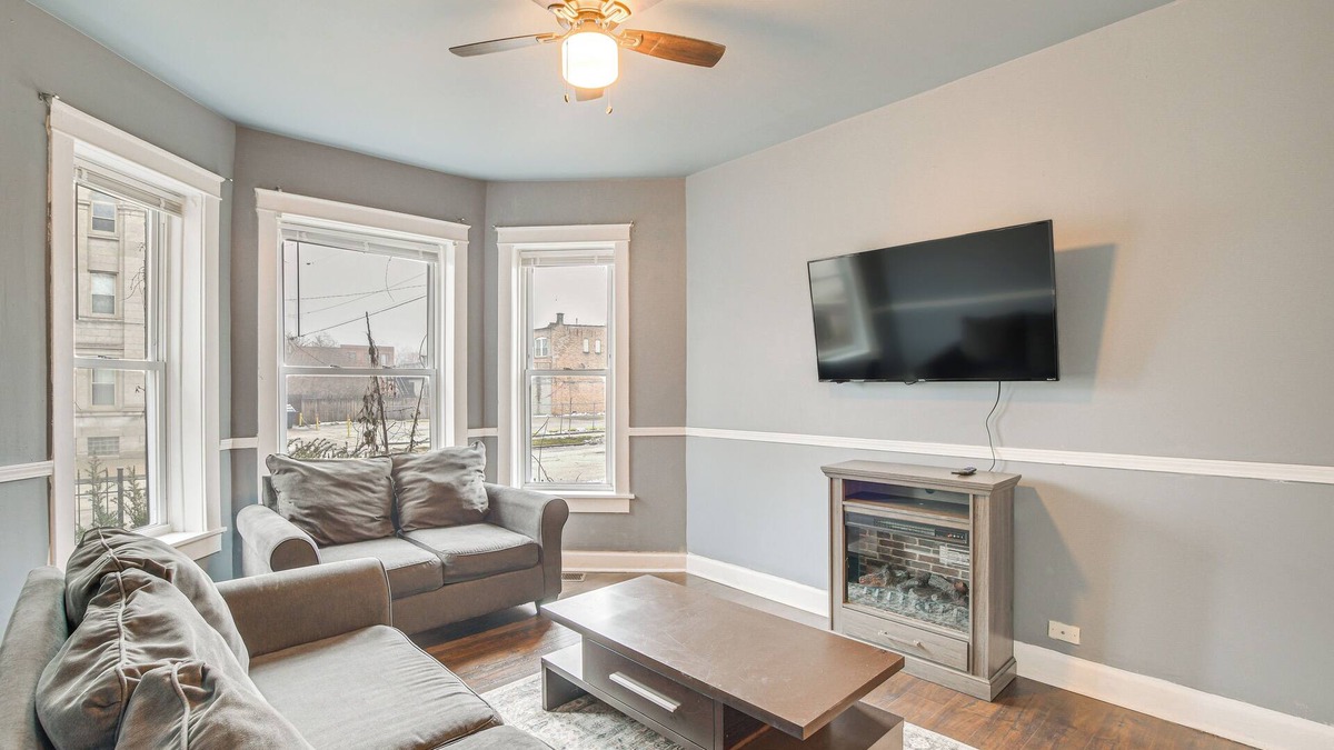 Greater Grand Crossing Apartment | Chicago Apt 3 Mi to Lake Michigan!