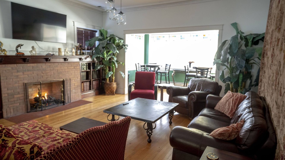Lake View East House | Chicago Bootlegger House Sleeps 11-22 with 3 parking spots