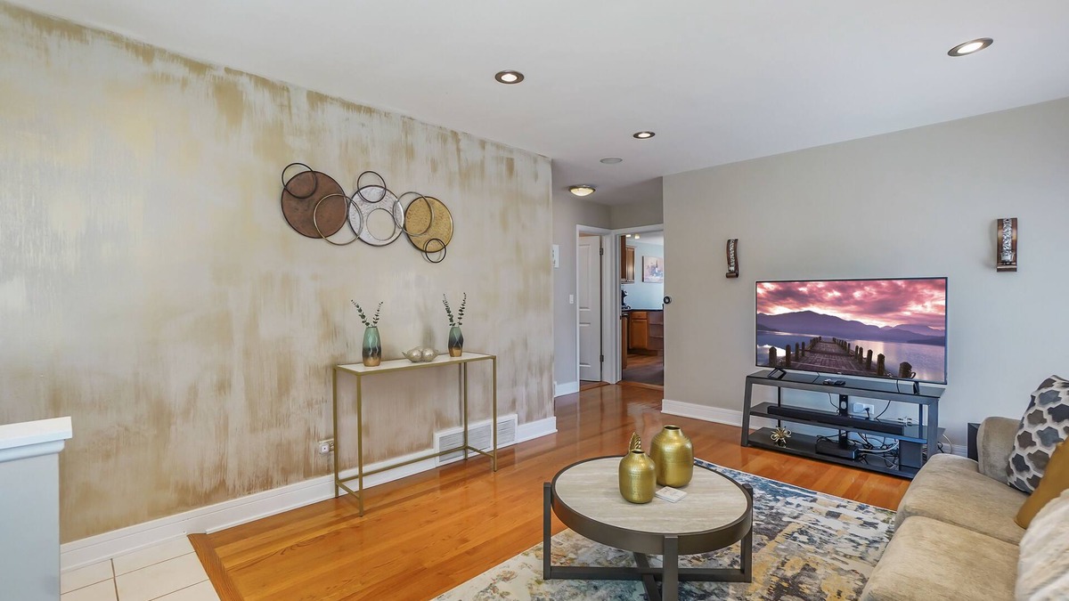 Union Ridge House | Chicago Rental - W Berwyn Aven