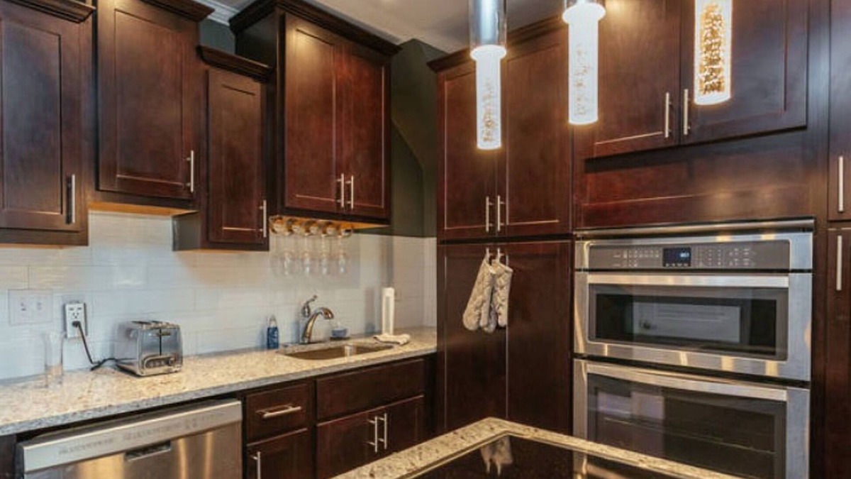 Logan Square House | Chicago’s Dickens Place flat. Beautiful 2bed trendy, In the heart of Chicago