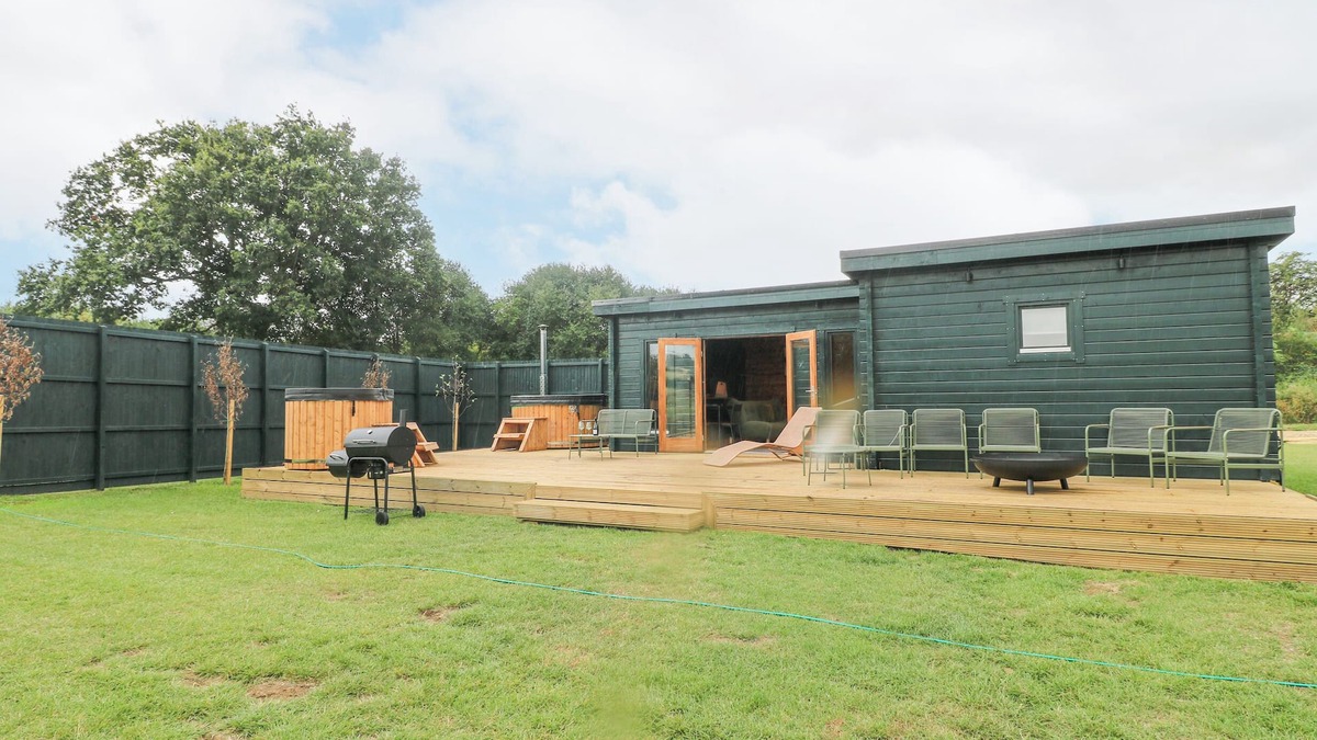 South Luffenham Cottage | CHICKEN RUN, pet friendly, with hot tub in Stamford