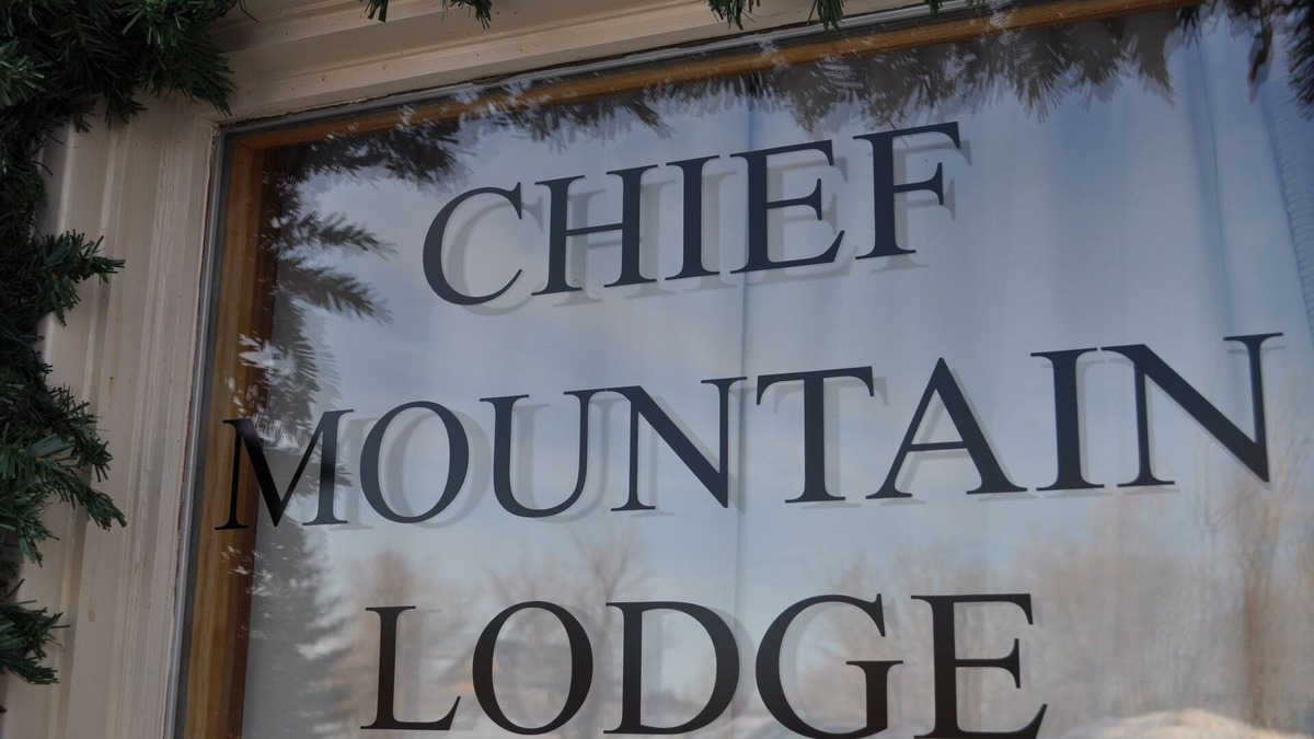 Mountain View Cabin | Chief Mountain Lodge where prairie meets the mountains. 15 min. from Waterton