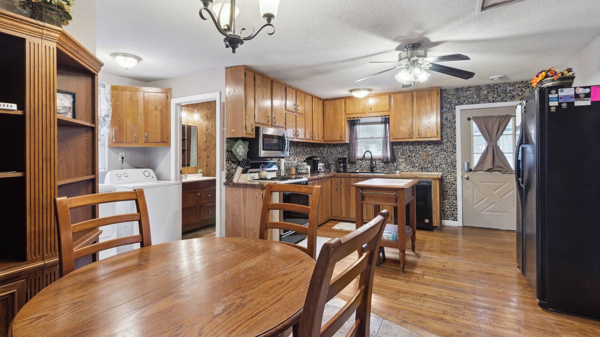 St. Helen House | Child/Infant/Pet friendly, Close to the Beach/Trails, Multiple Trailer Parking!