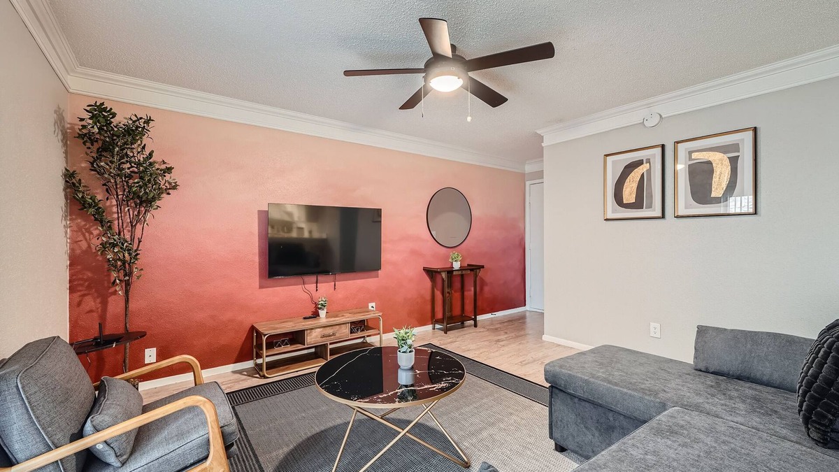 Brentwood Apartment | Chill 2B Getaway | 10min > DTWN | W/D, Pool, Prkg