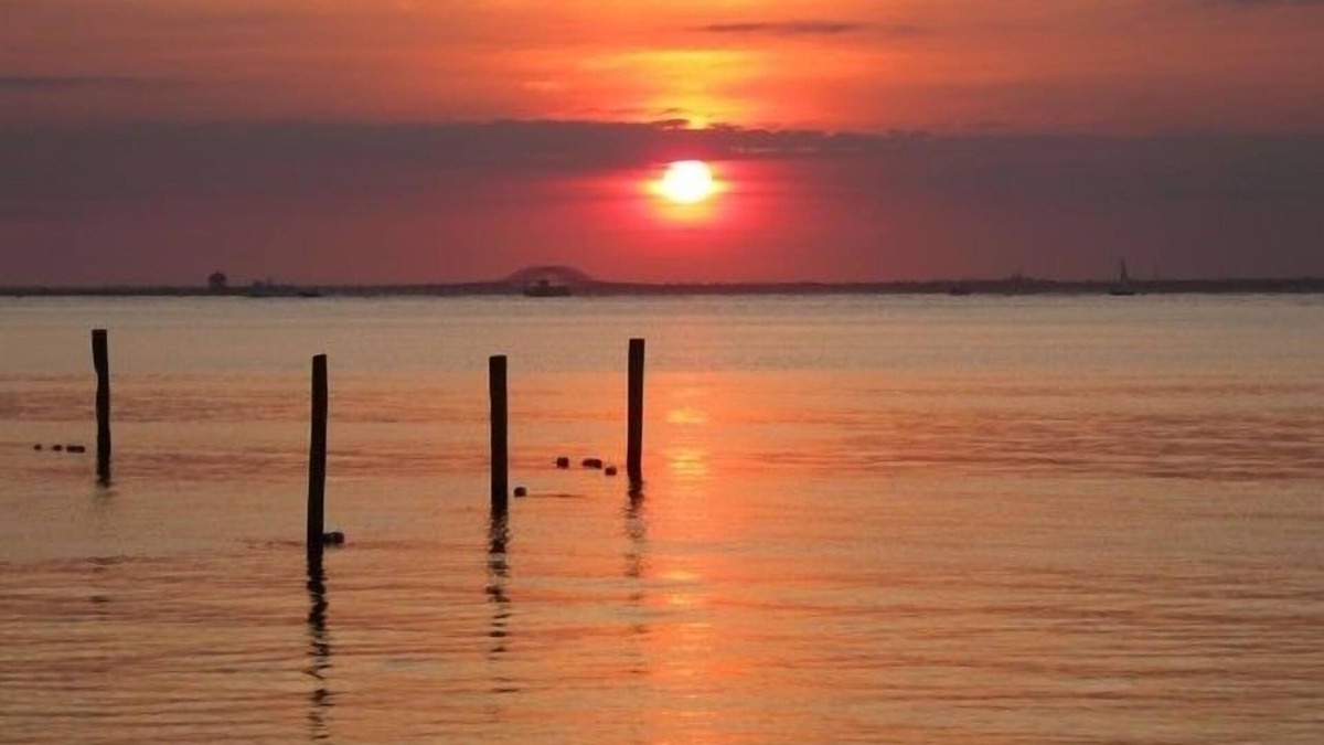 Fair Harbor Cottage | Chill Beachfront Cottage Amazing Bay & Sunset Views! Large Private Outdoor space