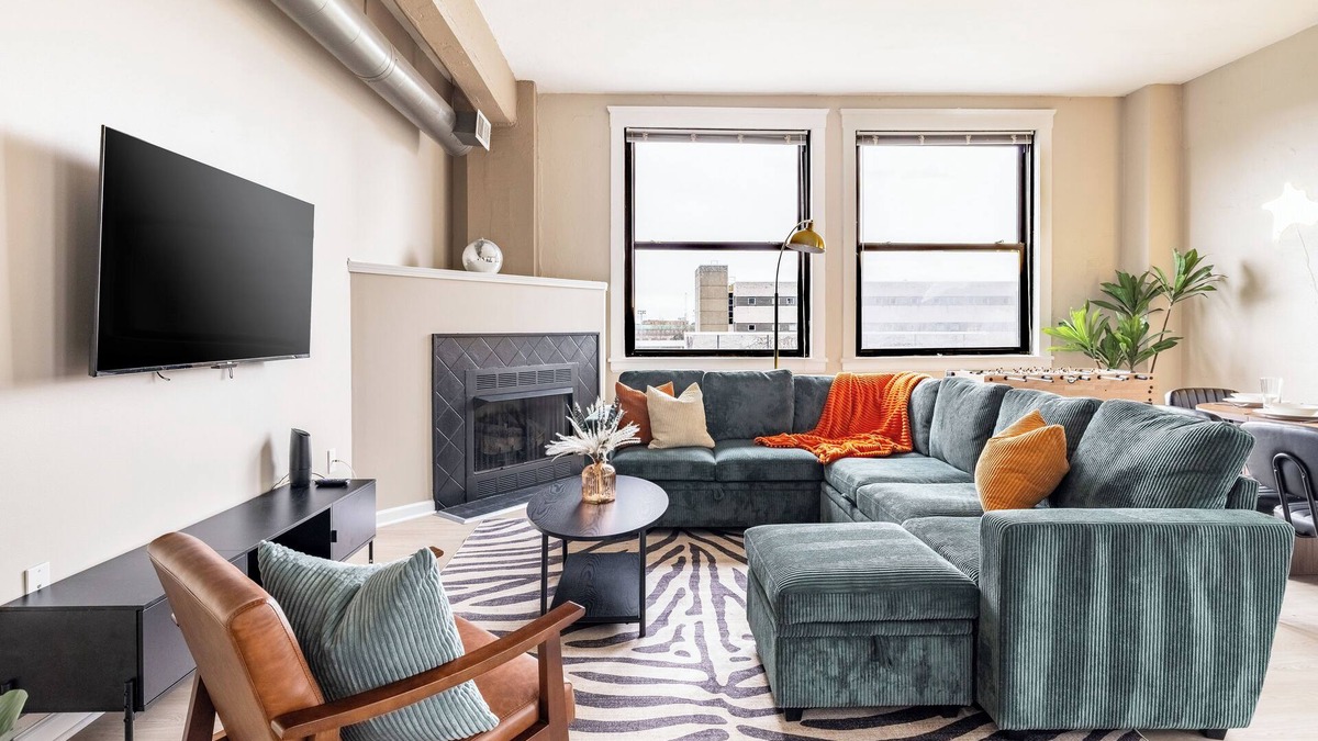 Downtown Cleveland Apartment | CHILL Loft/Progressive/Playhouse/Wolstein/1 CAR FREE Parking.