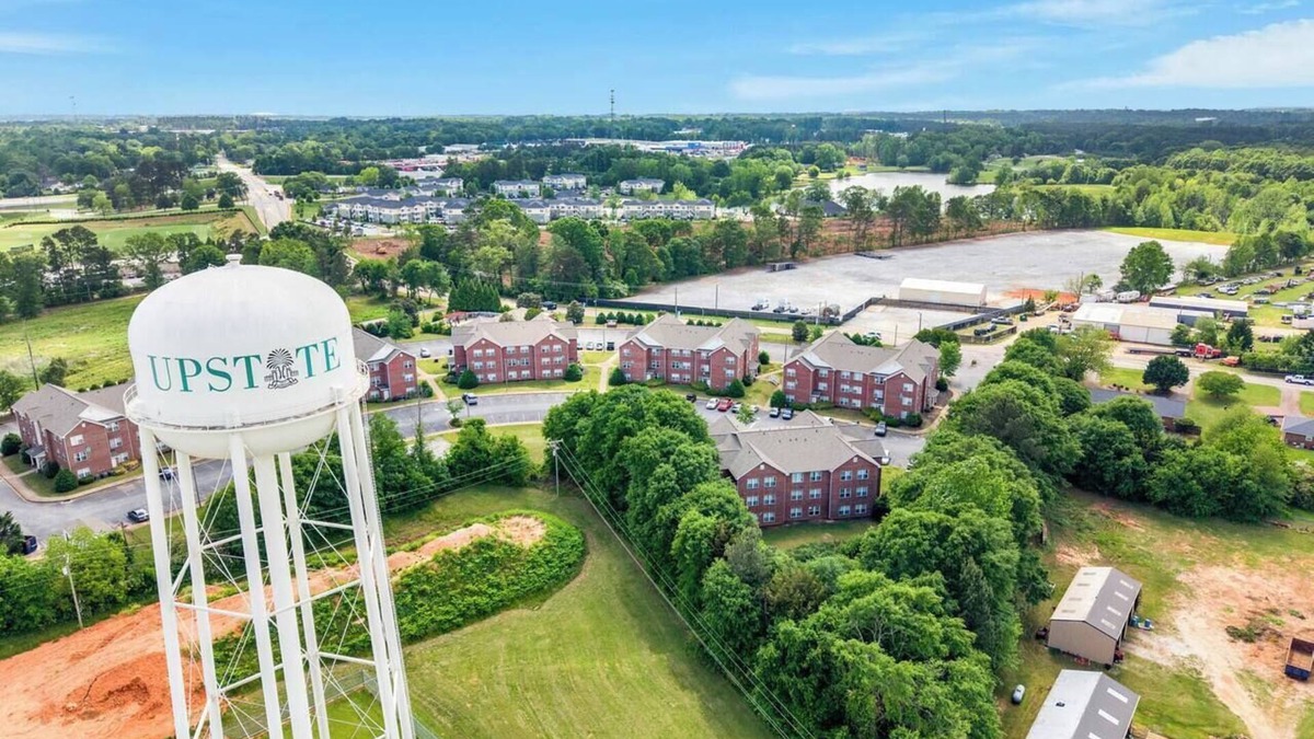 Valley Falls Apartment | Chill & Splash Getaway | Spacious Apt for 8