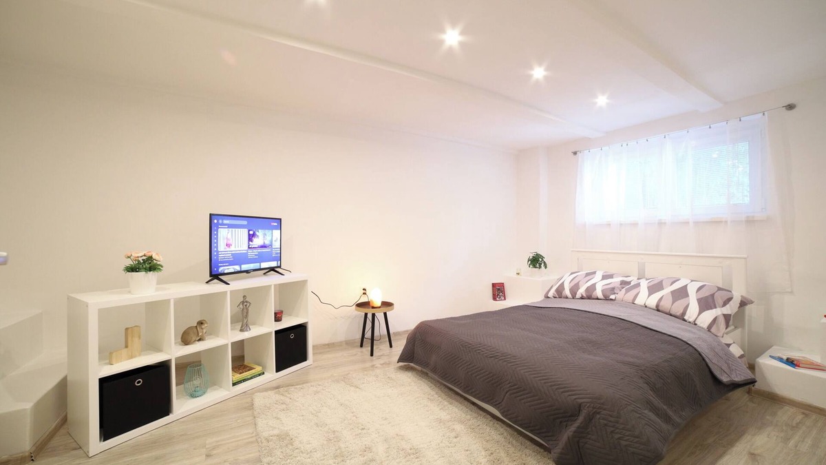 Palmovka Apartment | Chill Vibes: Netflix, PS5 & Free Parking!