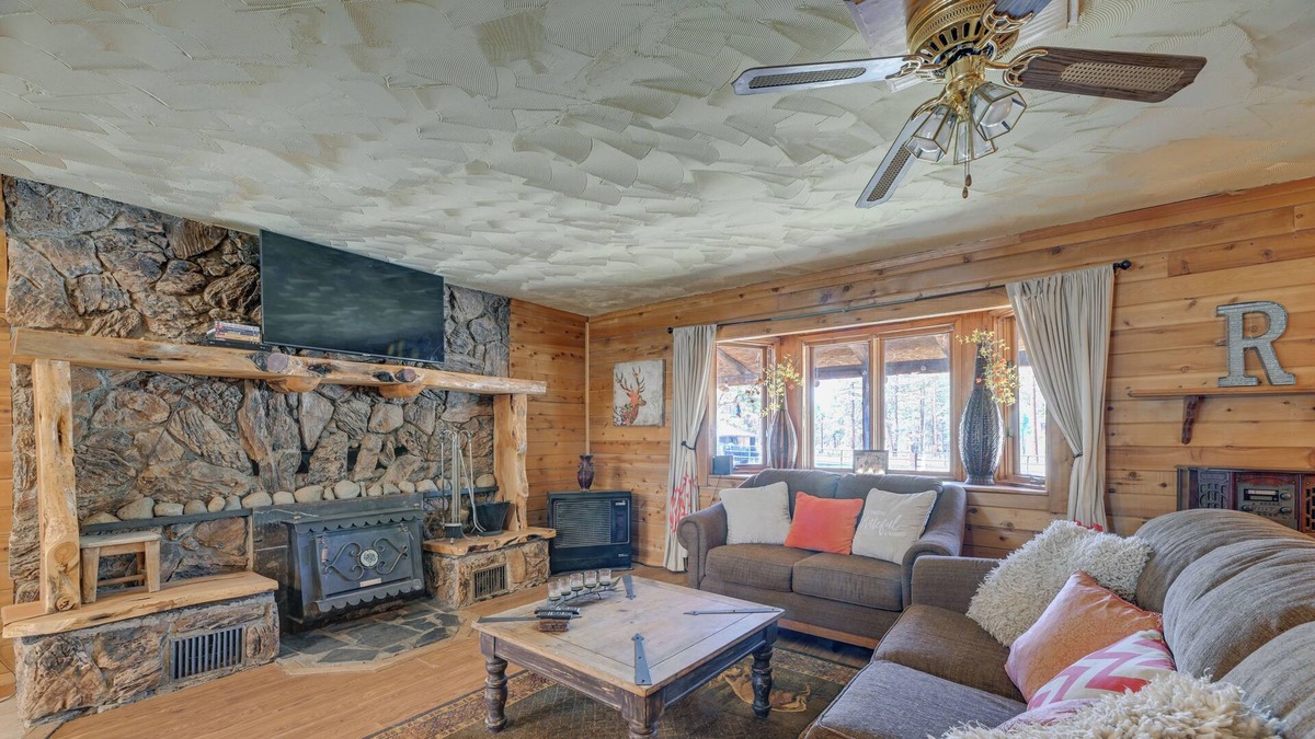 Chiloquin House | Chiloquin Vacation Rental on 100 Acres of Land!
